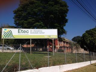 Fotos de abril de 2018 da fachada da escola