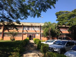 Fotos de abril de 2018 da fachada da escola