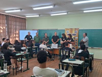 Alunos egressos da primeira turma visitam a ETEC 50 anos após a formatura