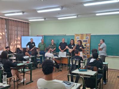 Alunos egressos da primeira turma visitam a ETEC 50 anos após a formatura