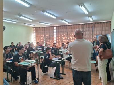 Alunos egressos da primeira turma visitam a ETEC 50 anos após a formatura
