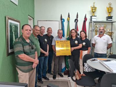 Alunos egressos da primeira turma visitam a ETEC 50 anos após a formatura